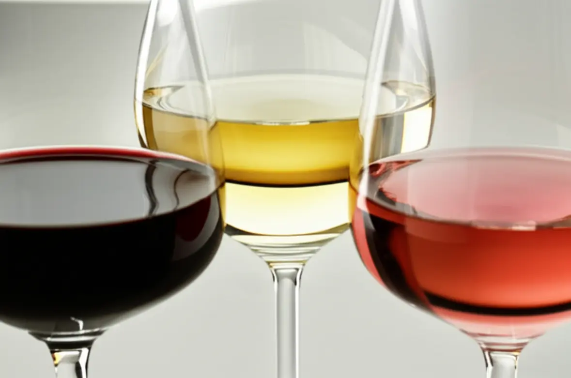 Três taças de vinho: tinto, branco e rosé suave