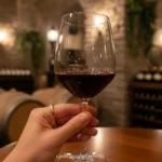 Taça de vinho tinto em ambiente elegante.